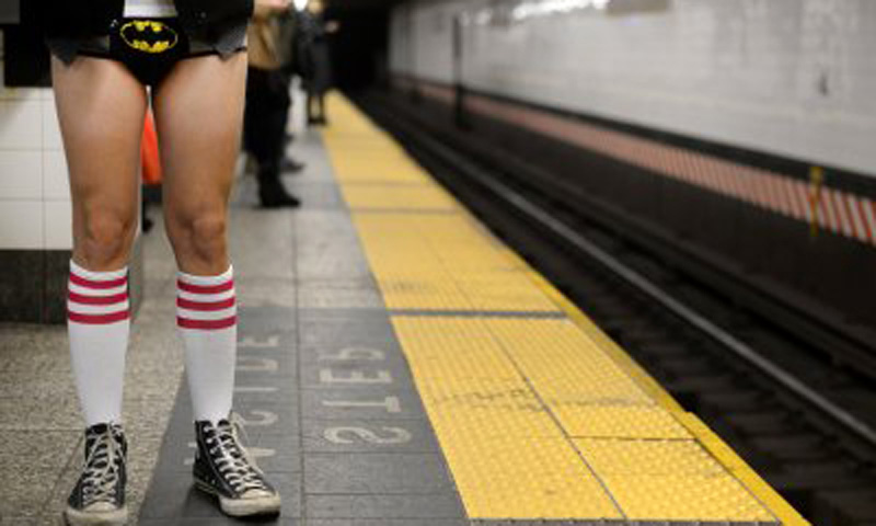 Rimane in boxer sul treno e chiede il biglietto ai passeggeri: ventenne denunciato