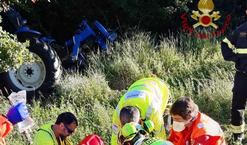 Cade con il trattore in una scarpata: muore 58enne