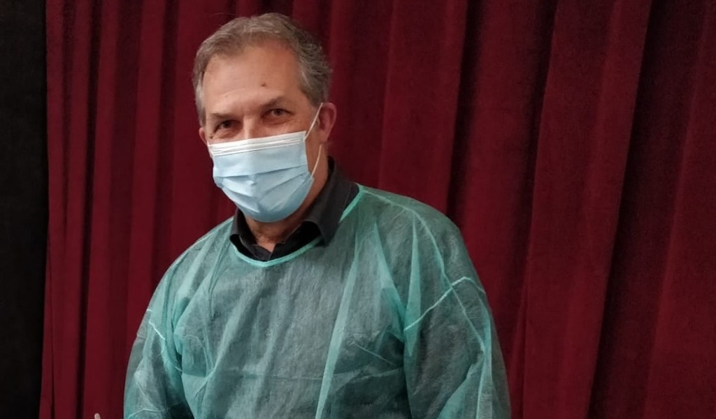 Direttore sanitario prende lo zaino e va a vaccinare gli anziani