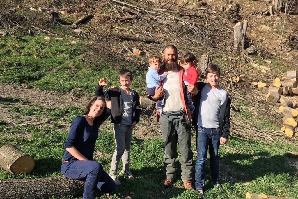 Baita distrutta dall’incendio a Viù, una raccolta fondi per aiutare genitori e i 4 bambini a ricostruirla