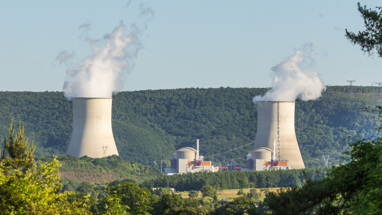 Greenpeace Italia contro la Francia: ” Troppo rischioso tenere in attività i vecchi reattori nucleari vicino al confine”