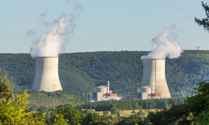 Greenpeace Italia contro la Francia: " Troppo rischioso tenere in attività i vecchi reattori nucleari vicino al confine"