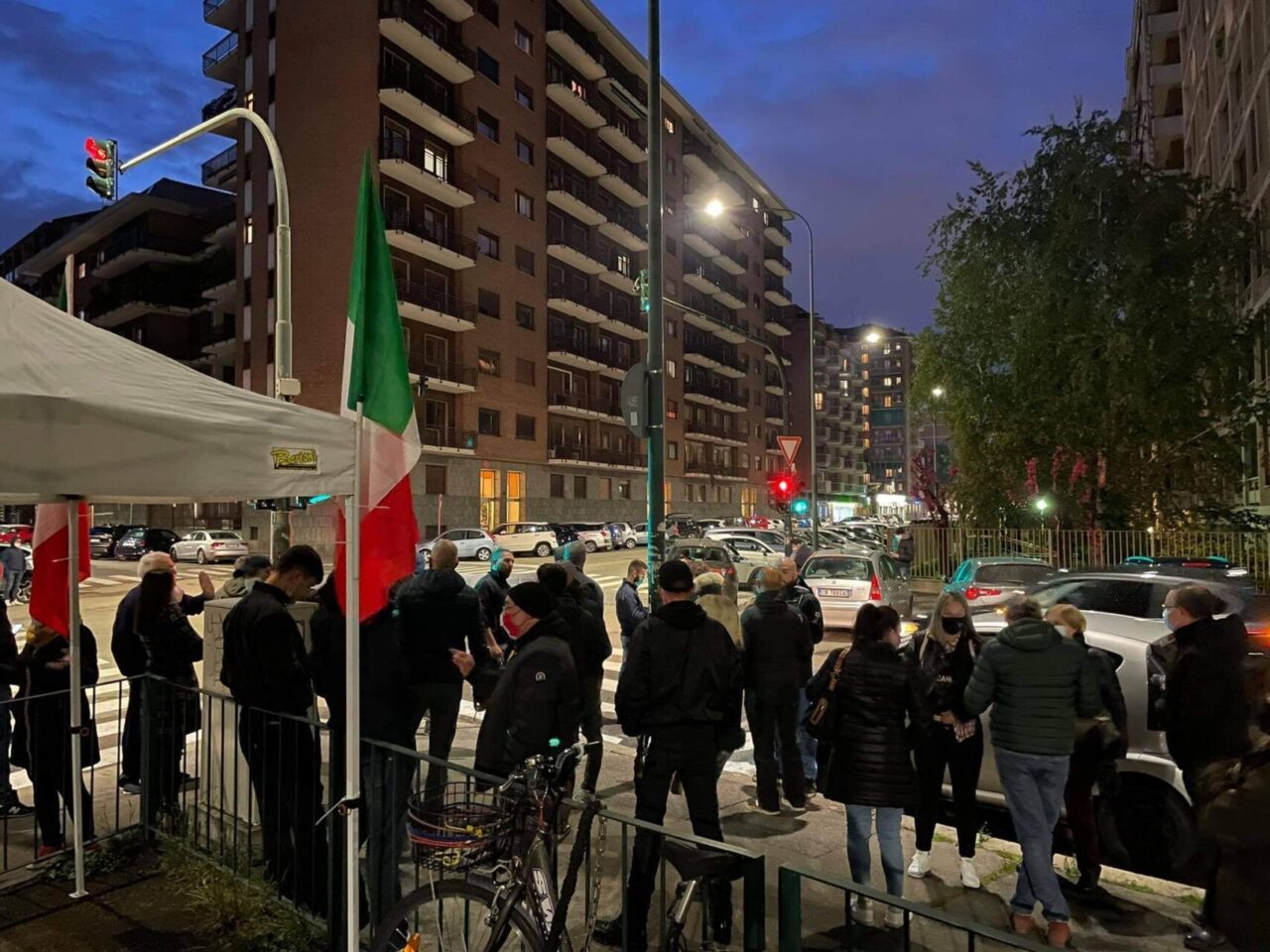 “Basta degrado nei quartieri”: il presidio di Torino Tricolore ai giardini Salvador Luria