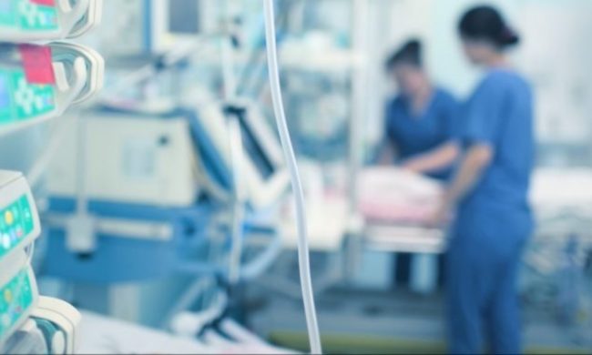 Donna morta in ospedale dopo essersi strappata il tubo che le permetteva di respirare: 26 indagati