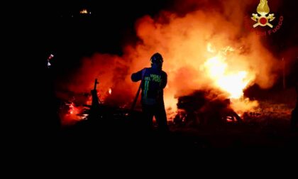 Le foto della catasta di legna in fiamme a ridosso della linea ferroviaria