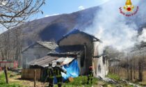 Le foto dell'incendio sviluppatosi in una casa abitata da una famiglia con quattro figli piccoli