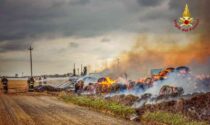 Incendio in azienda a Carmagnola: le foto dei bancali in legno e delle rotoballe in fiamme