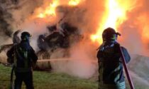 Le foto delle 100 rotoballe a fuoco a Villar Dora: una notte per domare le fiamme