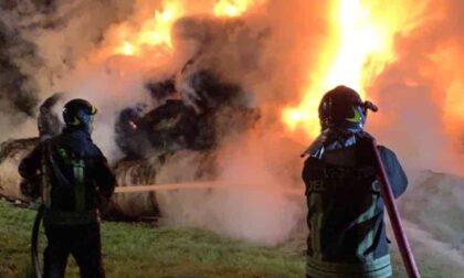 Le foto delle 100 rotoballe a fuoco a Villar Dora: una notte per domare le fiamme