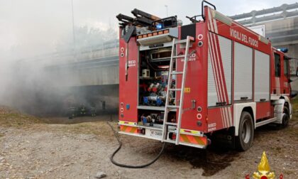 Rimorchio carico di lana prende fuoco ad Avigliana, il denso fumo invade la A32