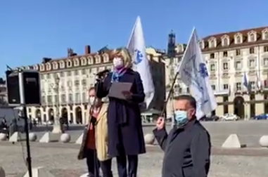 La protesta dei commercianti in Piazza Castello: "Vogliamo un biennio fiscale bianco"