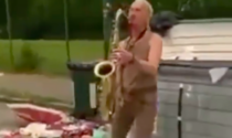 Su Instagram spunta il video di un sassofonista che "suona" in mezzo ai rifiuti a Torino