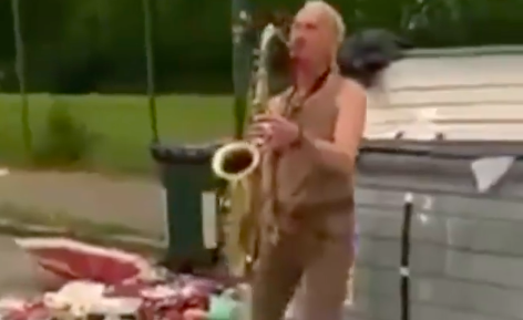 Su Instagram spunta il video di un sassofonista che “suona” in mezzo ai rifiuti a Torino