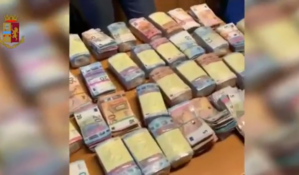 In casa 30 chili di cocaina e 300mila euro in contanti, ma era disoccupato: arrestato