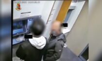 Costretto a prevelare al bancomat sotto minaccia: rapinatore incastrato dal tatuaggio sul collo