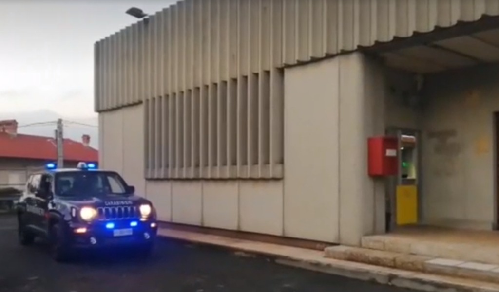 Assalta l’ufficio postale armato di coltello poi fugge con un bottino di oltre 2mila euro