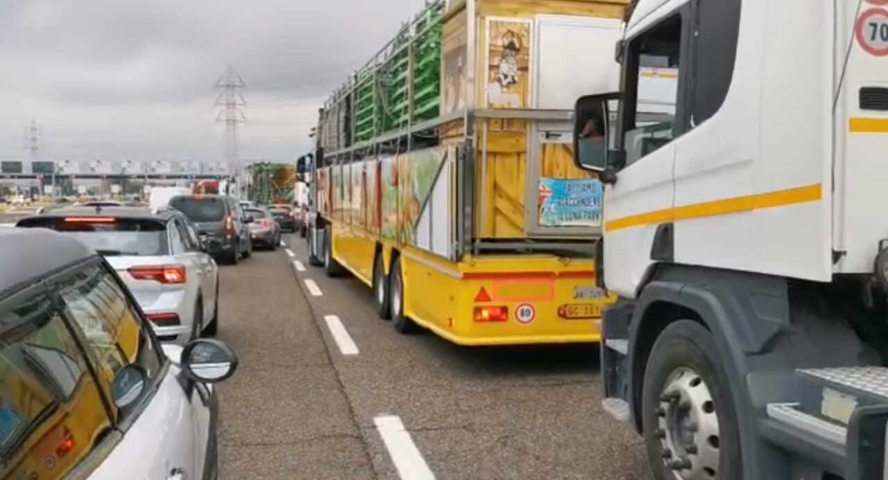 Giostrai in protesta contro le chiusure bloccano la Tangenziale di Torino