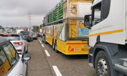 Giostrai in protesta contro le chiusure bloccano la Tangenziale di Torino