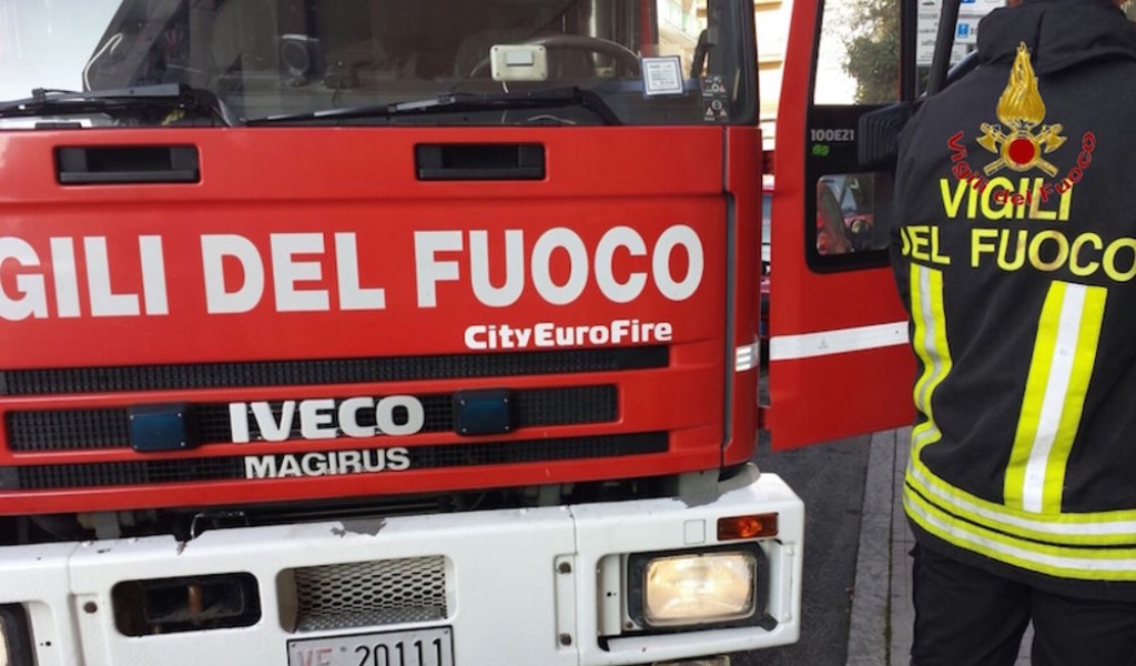 Crollata una tettoia in via del Bruccio a Carmagnola: nessun ferito