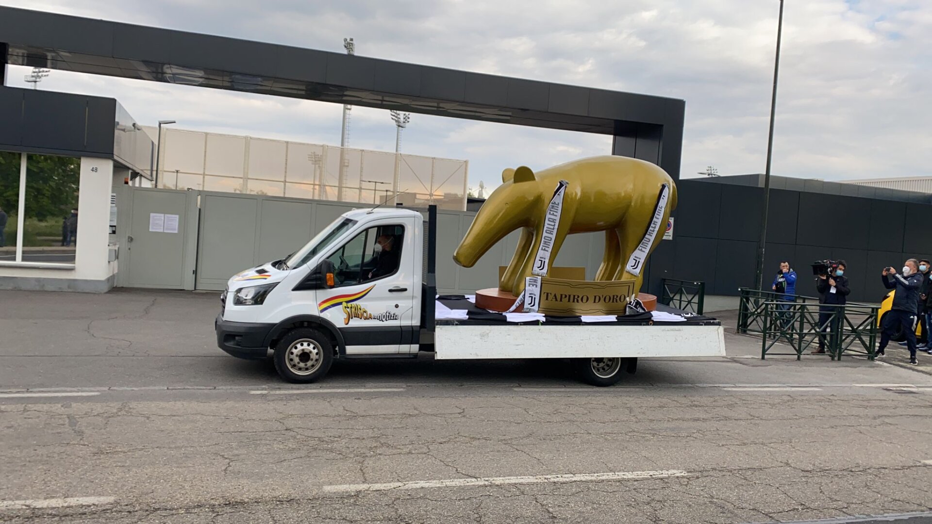 Super League, un tapiro d'oro gigante di Striscia per Andrea Agnelli