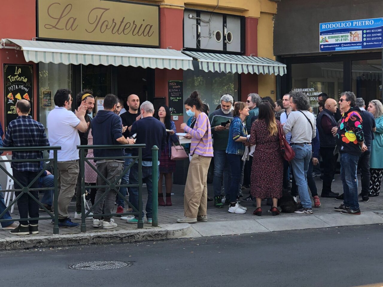 Aperitivo disobbediente e balli in piazza nel bar aperto nonostante il divieto