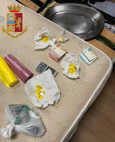 Inghiotte la cocaina per evitare l’arresto, ma a casa ne aveva altre 40 dosi