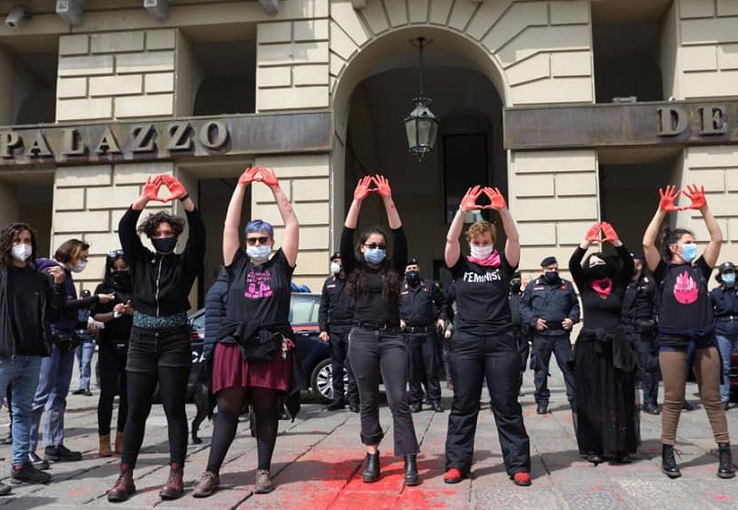 Femministe e anti-abortisti: lotta continua fra chi tifa per l’aborto e chi difende la vita