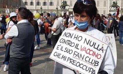 Medici e infermieri no-vax manifestano in centro contro l'obbligo vaccinale
