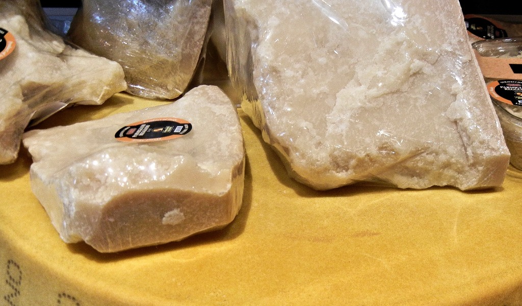 Ladro recidivo beccato a rubare diverse forme di parmigiano al supermercato