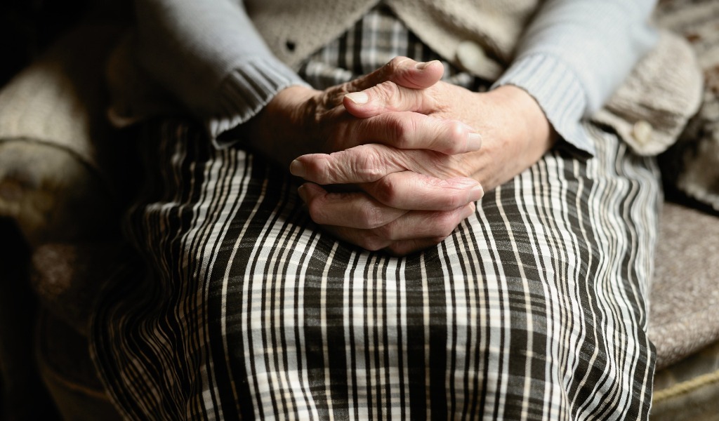 Badante violentava l’anziana inferma: incastrato da una telecamera nascosta