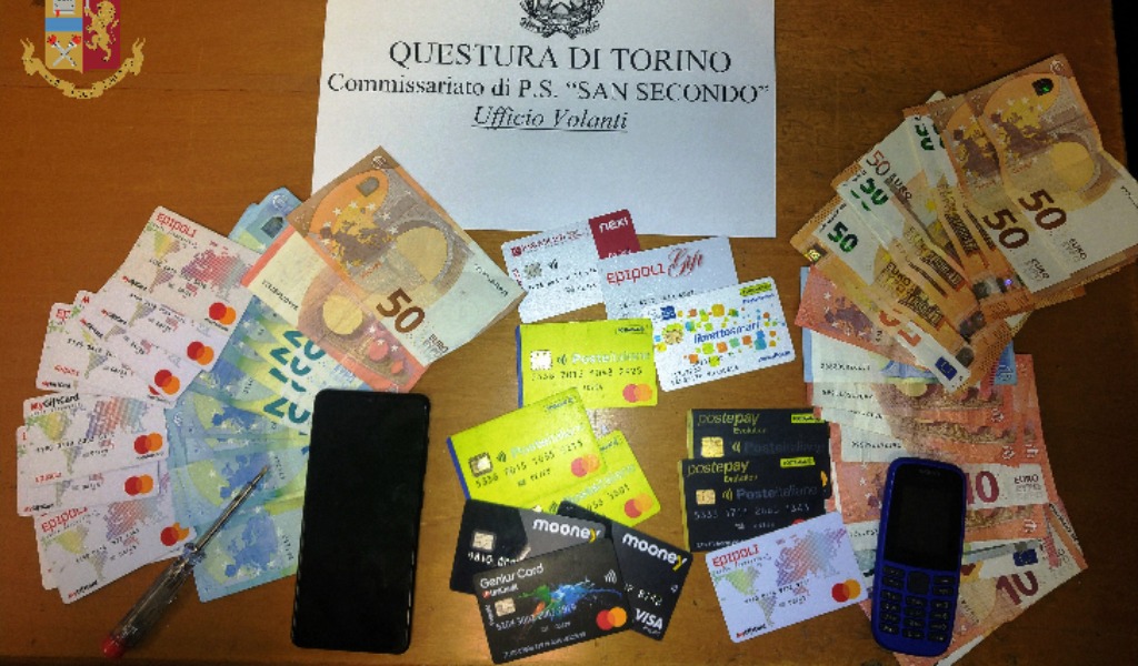 In giro in orario di coprifuoco: in tasca oltre 20 carte elettroniche di dubbia provenienza
