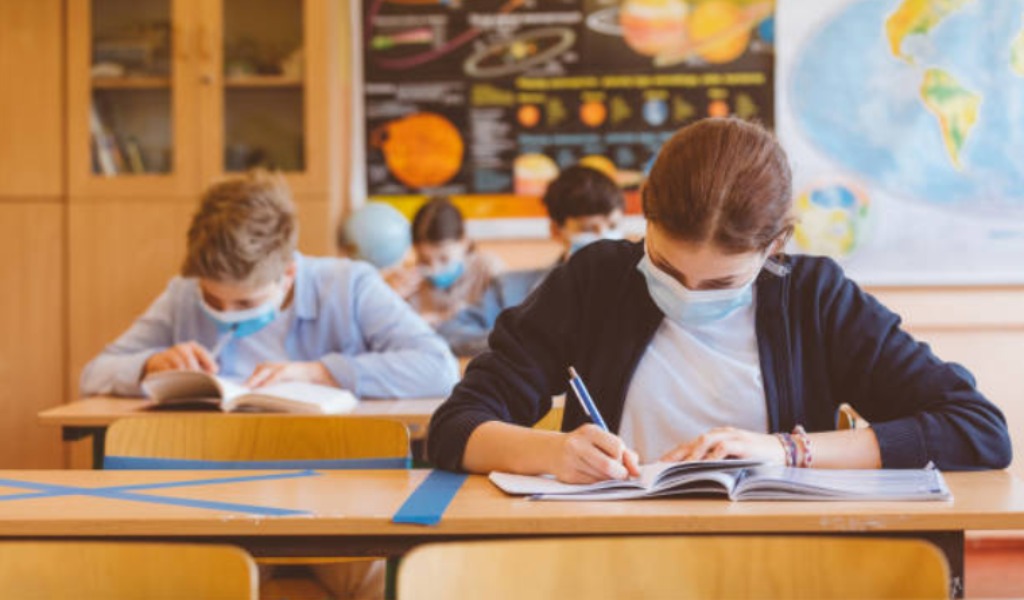 Insegnanti in protesta davanti all’ufficio scolastico regionale: “Mai affrontati i vecchi problemi della scuola”