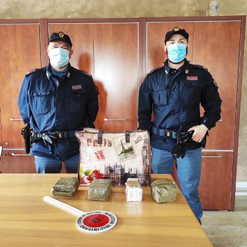 Aveva in casa 900 grammi di stupefacente, arrestato