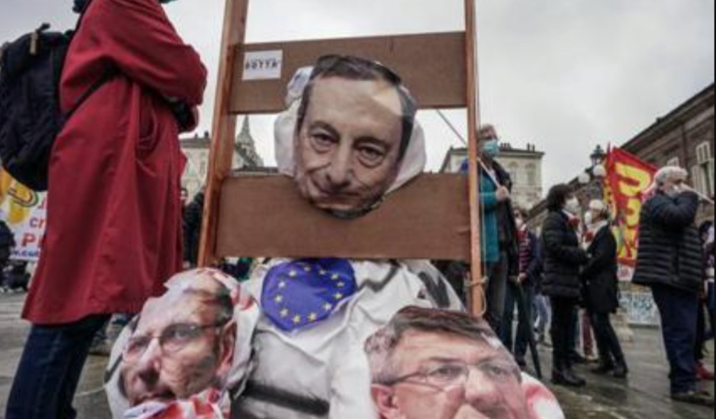 Scontri al corteo del 1° Maggio: Draghi decapitato (simbolicamente) in piazza Castello