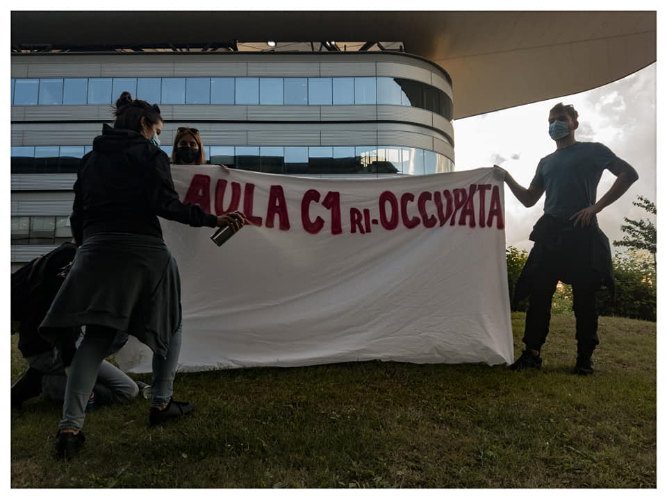 Studenti e Askatasuna occupano l’aula C1: “Vogliamo un posto dove stare insieme”
