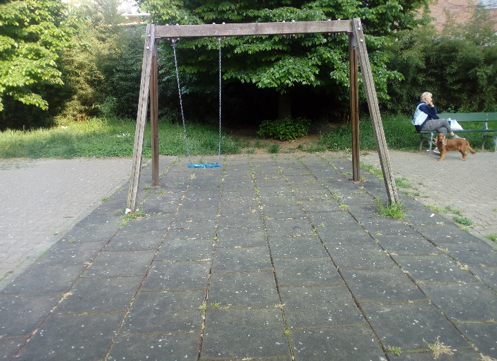 Degrado e sporcizia nei giardini di via Azuni: “I bambini del quartiere meritano di meglio”