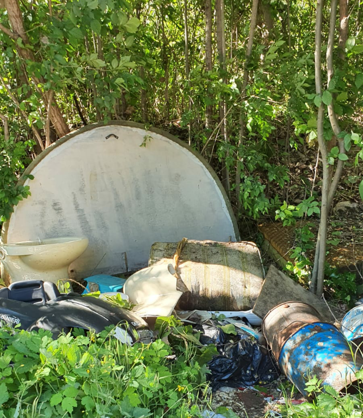 Una discarica abusiva a cielo aperto in Corso Lombardia