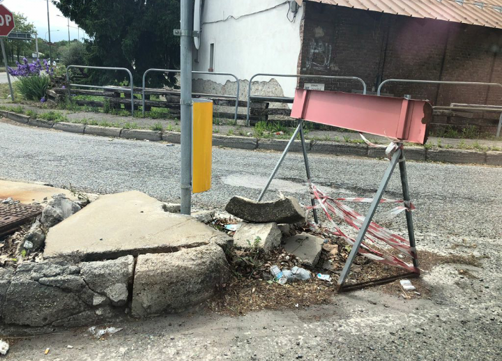 Strada Pianezza: cordolo spartitraffico completamente danneggiato, serve intervento immediato