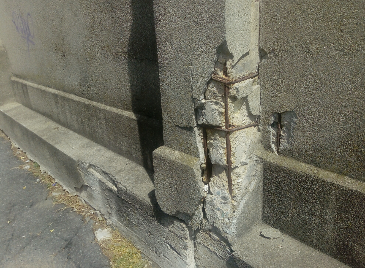 Sottopasso Donat Cattin: il muro si sta sgretolando sotto gli occhi dei cittadini