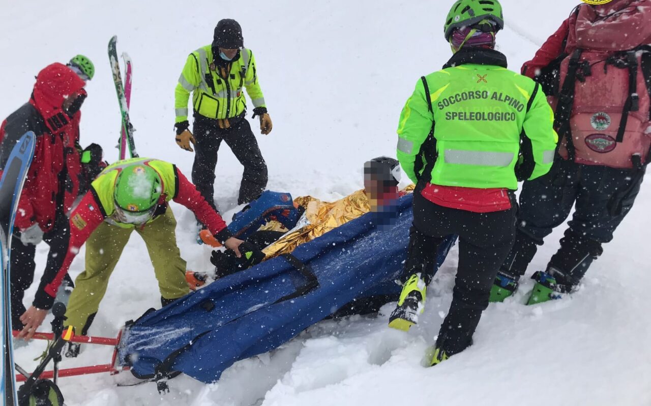 Scialpinista si rompe una gamba, salvato dal Soccorso Alpino