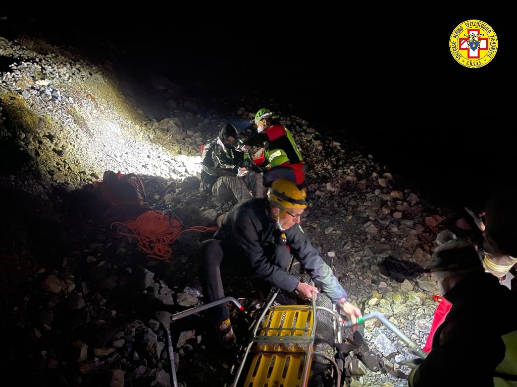 Cade in un nevaio, salvato dai soccorsi