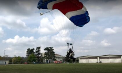 Si scontrano a pochi metri dall'atterraggio: due paracadutisti gravissimi