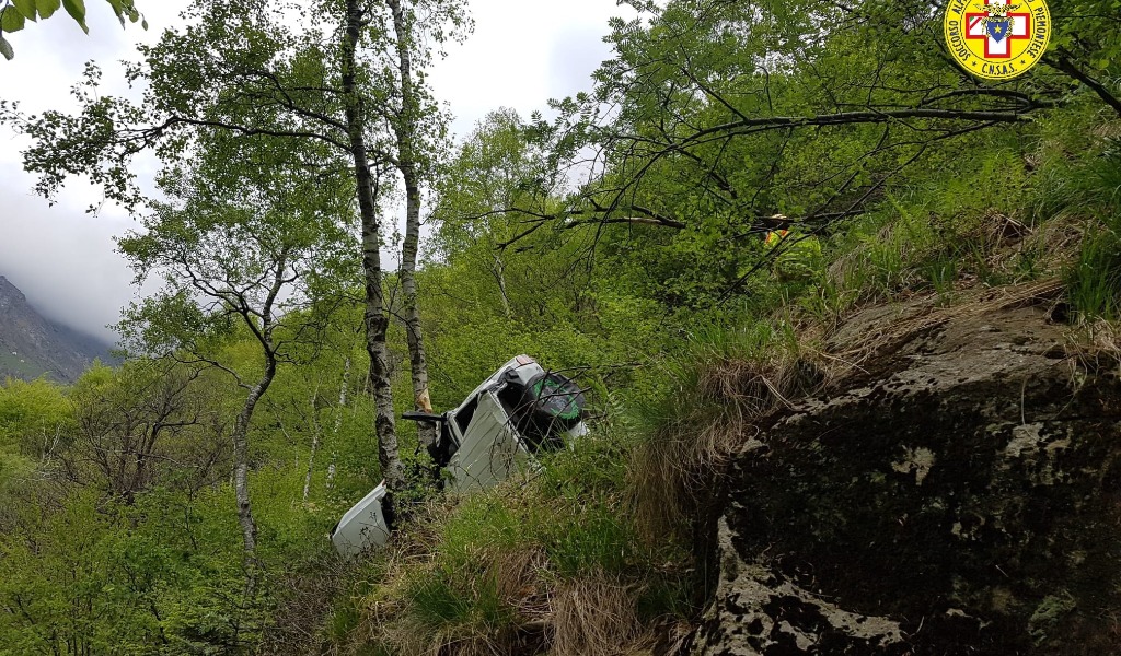 Anziana muore precipitando con l’auto in una scarpata