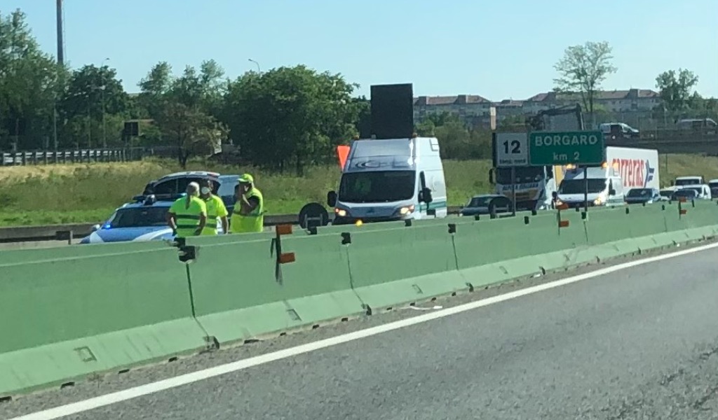 Schianto in tangenziale tra un mezzo pesante e due auto: traffico in tilt