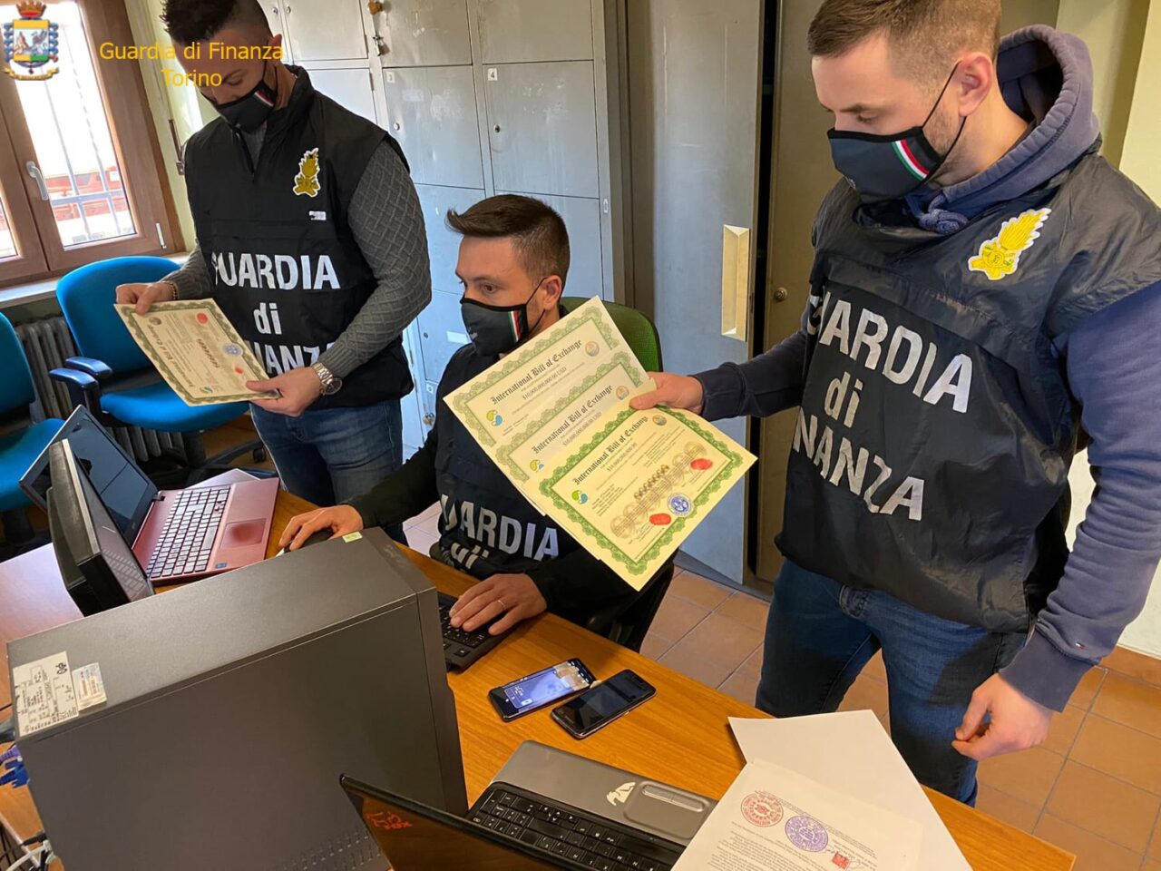Tentata truffa miliardaria ai danni di un istituto di credito: due arrestati