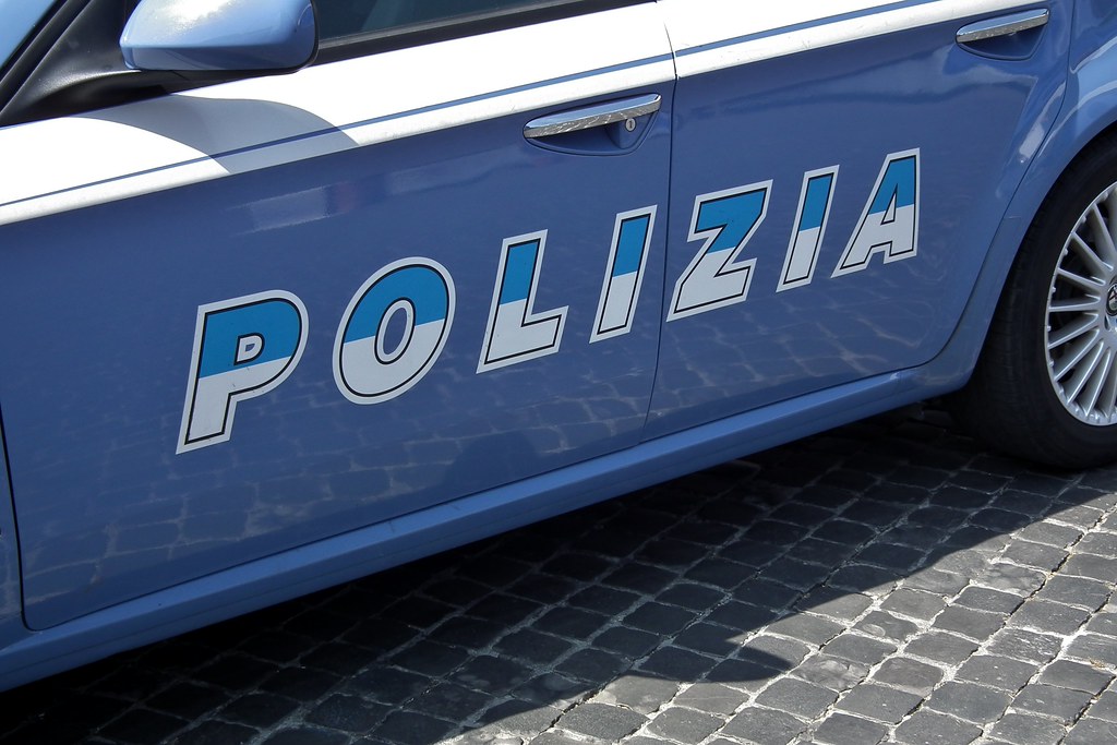Lite per gelosia: cazzotti fra automobilisti al semaforo