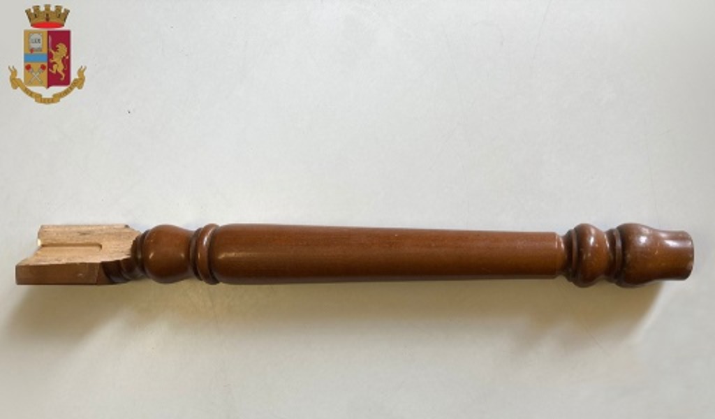 In furgone con la gamba di un tavolo sotto il sedile: denunciato