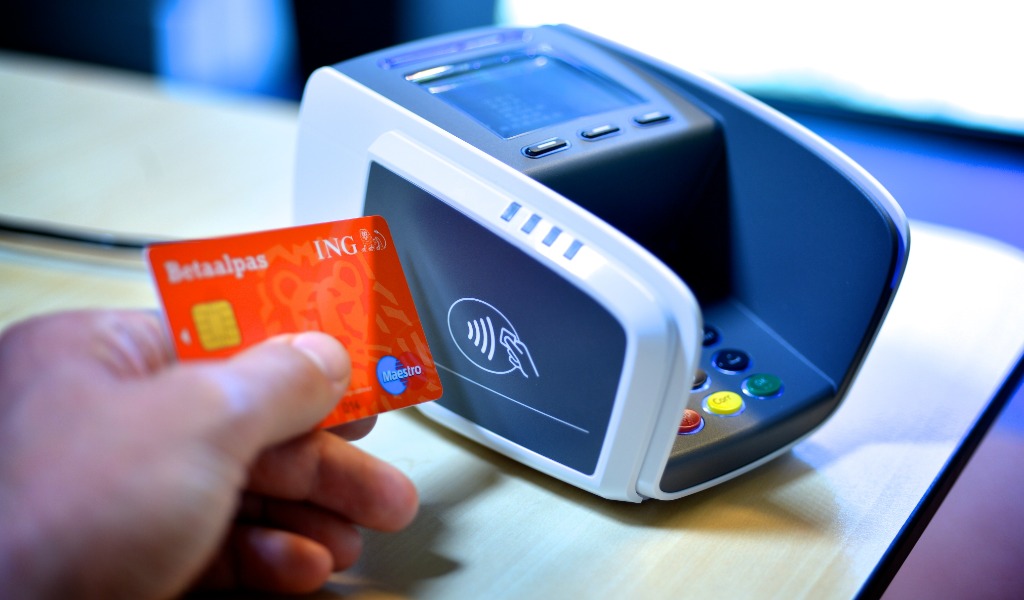 Compra le sigarette con il bancomat… ma non è suo: denunciato