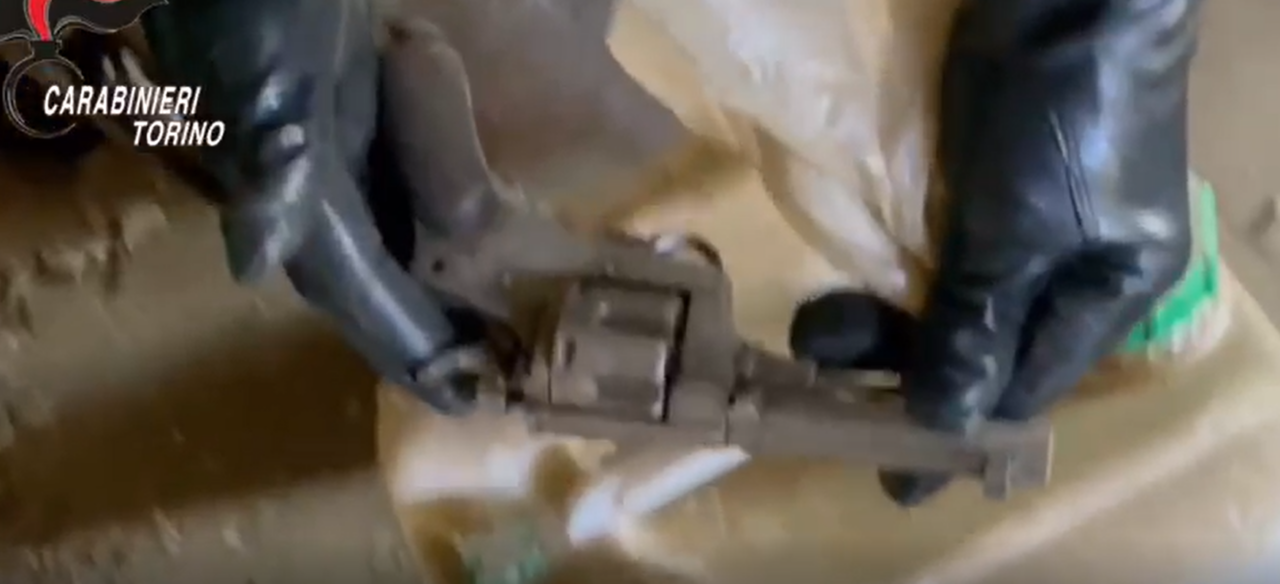 Agricoltori pistoleri: arrestati due fratelli con armi della Prima guerra mondiale