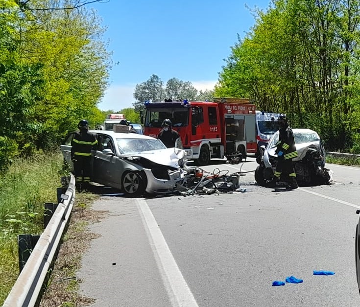 Le foto dello scontro frontale tra due vetture: automobilista estratto dalle lamiere
